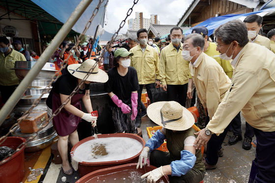 President Moon Jae-in, who paid a visit to the heavy rains site, visited the mayor of Gurye for 5 days on the afternoon of the 12th, listened to the difficulties of the residents and encouraged the volunteers. [청와대사진기자단]         