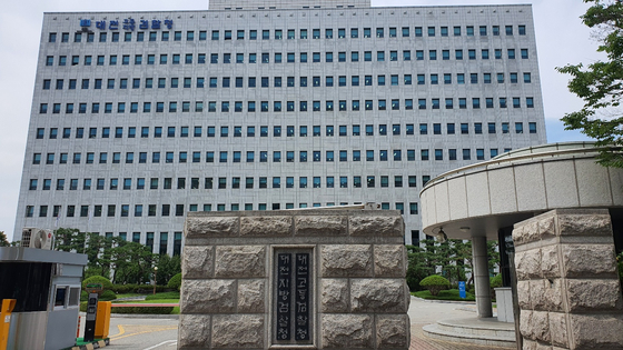 On the 14th, the Patent Crimes Investigation Department of the Daejeon District Attorney's Office arrested a KAIST professor who was charged with leaking core technologies for autonomous vehicles to China.  Reporter Shin Jin-ho