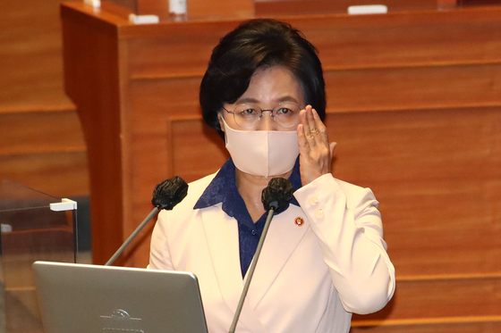 Justice Minister Choo Mi-ae is answering questions from Democratic Party legislator Chung Cheong-rae in a political question held in the main assembly hall of the National Assembly on the afternoon of the 14th. 2020.9. 14 Reporter Oh Jong-taek