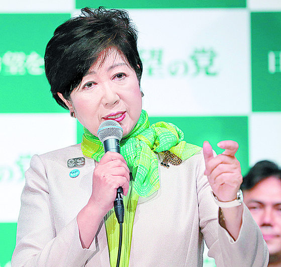 고이케 유리코 도쿄 도지사가 2017 년 9 월 희망의 창당을 발표하고있는 모습.  코이케 지사는 일본 자민당 65 년의 역사 총재 선거에 출마 한 유일한 여성 정치인이다. [지지통신]