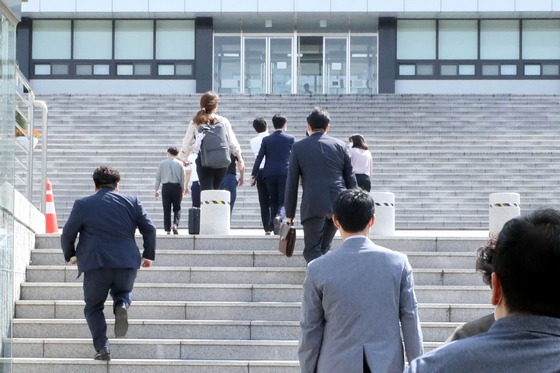 Prosecutors investigating suspected military vacation, the son of Justice Minister Chu Mi-ae, are entering the Ministry of Defense annex after completing a seizure search at the Ministry of Defense General Civil Service Office, Yongsan- gu, Seoul on the afternoon of the 15th.[뉴스1]