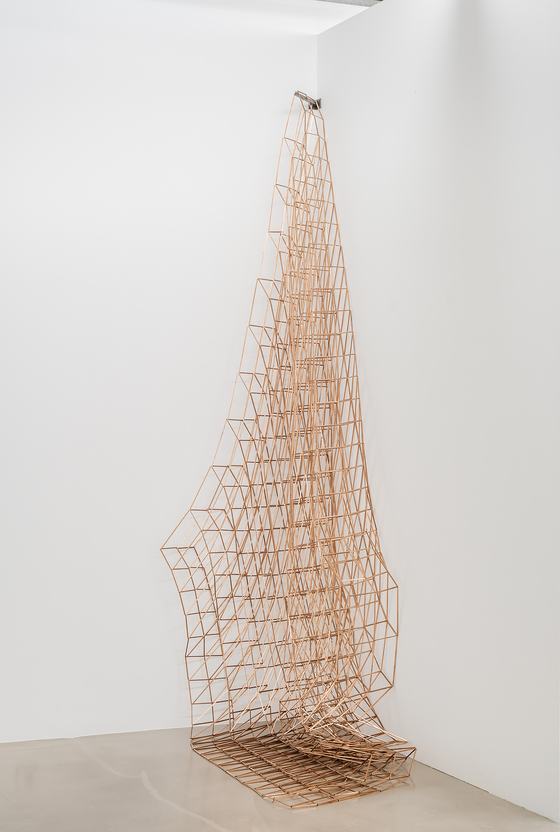 Roundabout ,2020,copper square pipe,stainless steel wire, 253x135x70cm,dimension variable.[바톤갤러리]