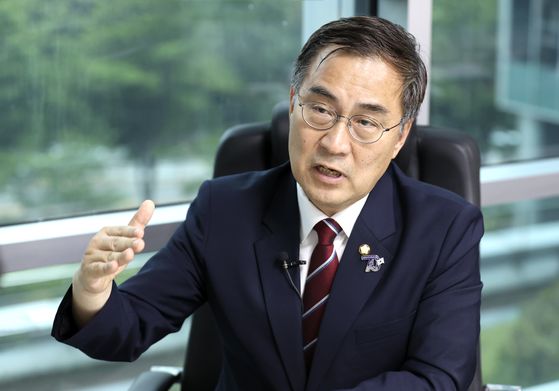 Hyung-Doo Choi, spokesman for the People's Power.  The photo shows Choi, a spokesperson during an interview with JoongAng Ilbo on June 25.  Reporter Lim Hyun-dong