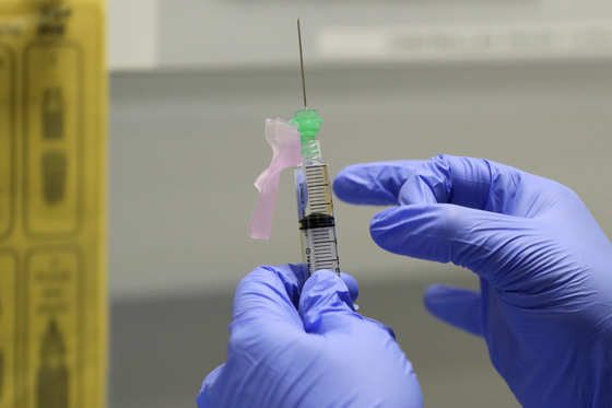 On day 5, a London clinic prepares to inoculate volunteers with a corona19 test vaccine. [연합뉴스] 