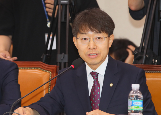 In addition, Representative Ki-sang Choi became the head of the Democratic Party's ethics inspection team.  Representative Lee Nak-yeon on the 16th 