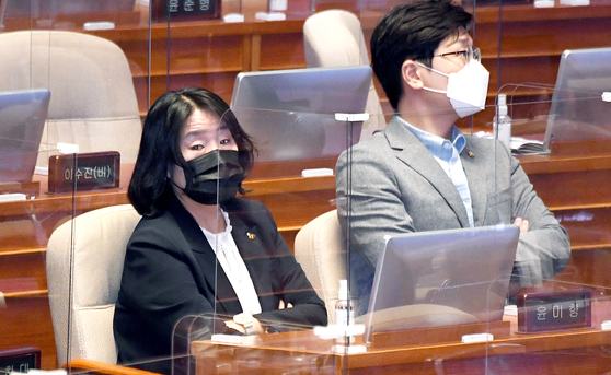 In addition, Democratic Party lawmaker Mi-hyang Yoon attends the plenary session of the National Assembly in Yeouido, Seoul on the 16th and listens to consultations from lawmakers.  2020.9.16 Reporter Oh Jong-taek