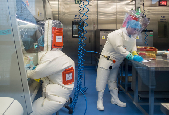 중국 우한바이러스 연구소의 연구원들이 실험을 진행하는 모습. AFP=연합뉴스