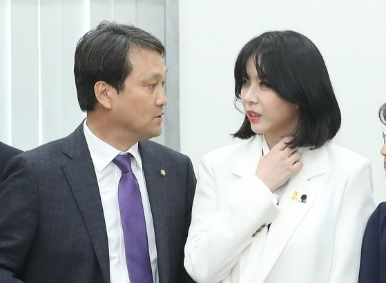 사진은 지난해 윤씨가 국회에서 열린 '장자연 증언자, 윤지오 초청 간담회'에서 안민석 국회 문화체육관광위원회 위원장과 이야기를 나누고 있는 모습. 뉴스1