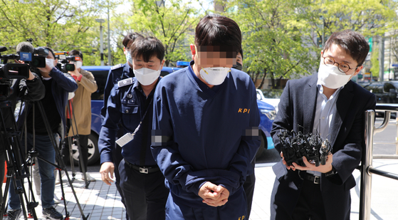 Former Blue House administrator Kim Mo, who is charged with bribery related to the Lime incident, will enter the Seoul Southern District Law on April 18 for a warrant deliberation.  2020.4.18 xyz@yna.co.kr/2020-04-18 13: 49: 02 / 〈Copyright ⓒ 1980-2020 Yonhap News.  Unauthorized reproduction and redistribution prohibited.