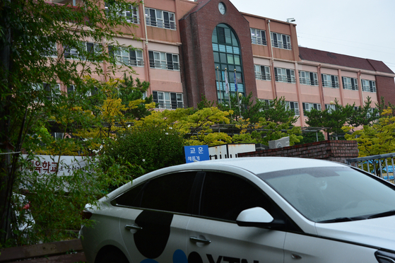 Woongdong-jung's appearance during the prosecution's seizure and search of Woongdong Academy in August.[뉴시스]