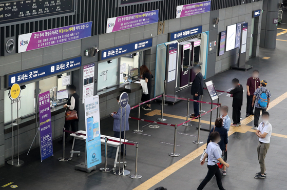 On the afternoon of the 15th, passengers buy tickets at Suseo Station in Gangnam-gu, Seoul.  This Chuseok reservation is 100% non-face-to-face through online and phone applications to prevent the spread of the new coronavirus infection (Corona 19), and only window seats can be reserved for social distancing.  On this day, 10% of the seats for the elderly and people with disabilities are assigned first, and reservations are available, and train tickets for the Gyeongbu line on the 16 and the Honam line on the 17 are sold in advance to the public. usually.  News 1