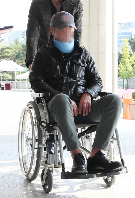 Jokook, former Minister of Justice Cho, who attended the Seoul Central District Prosecutor's Office in a wheelchair last October. [연합뉴스]