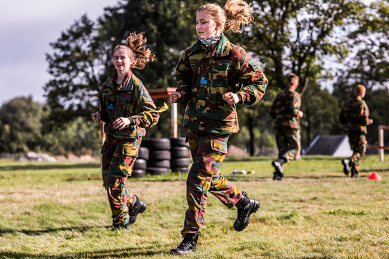 벨기에 엘리자베스 공주가 지난 10일 벨기에 있는 군 캠프에서 군사 훈련에 참여하고 있다. 벨기에 왕실 제공, 로이터=연합뉴스
