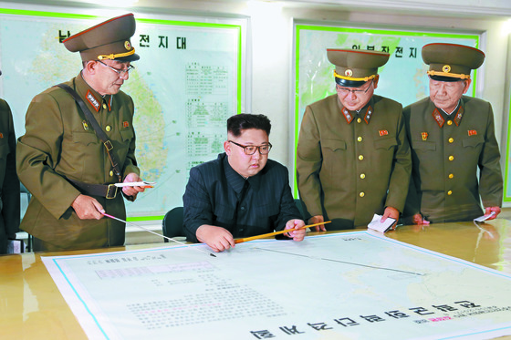 김정은 북한 국무위원장은 2017년 8월 14일 전략군사령부를 시찰하면서 김락겸 전략군사령관으로부터 '괌 포위사격' 방안에 대한 보고를 받았다. [연합뉴스]