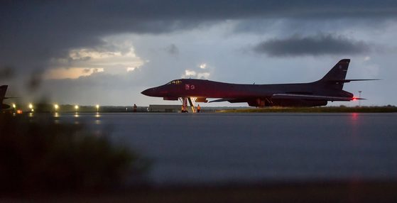 2017년 9월 23일 밤 미 공군 B-1B 전략 폭격기가 괌 앤더슨 공군기지에서 북한 동해상 출격을 앞두고 대기하고 있다. [미 태평양사령부]