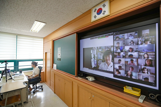 In a classroom of an elementary school in Nowon-gu, Seoul, a teacher conducts a distance class with students.  Yunhap news