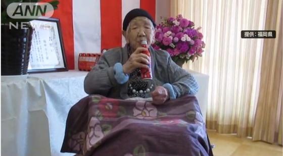일본 최고령 다나카 카코 할머니가 평소 좋아하는 콜라는 마시고 있다. [TV아사히 캡쳐]