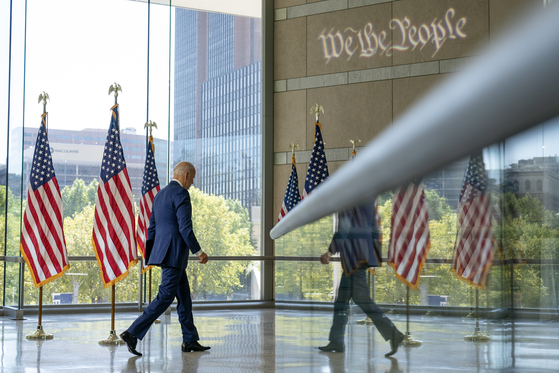 US Democratic presidential candidate Joe Biden leaves after giving a speech at a Democratic presidential campaign held in Philadelphia, Pennsylvania, on the 20th (local time). [AP=연합뉴스]