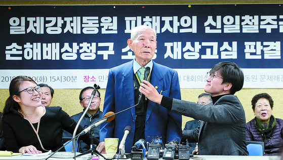 Lee Chun-sik (94), the sole survivor of the victims of Japanese compulsory military service, answers a question at a press conference regarding the ruling of a reconsideration of a claim for damages against Shin Il-cheolju on 30 October 2018. [뉴스1]