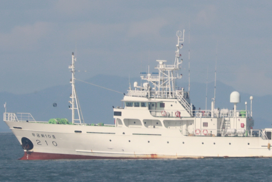 서해 북방한계선(NLL) 인근 해상에서 실종된 공무원이 승선했던 어업지도선 무궁화10호가 24일 오후 해양경찰의 조사를 위해 대연평도 인근 해상에 정박해 있다. [뉴스1]