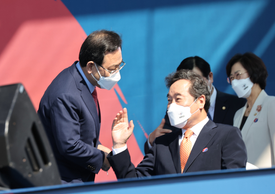 In addition, the representative of the Democratic Party, Lee Nak-yeon (right) and the leader of the National Forces, Joo Ho-young, are speaking at a ceremony to mark the 72nd anniversary of Armed Forces Day that took place in the Army Special Warfare Command in Icheon-si, Gyeonggi-do on the morning of the 25th. [연합뉴스]