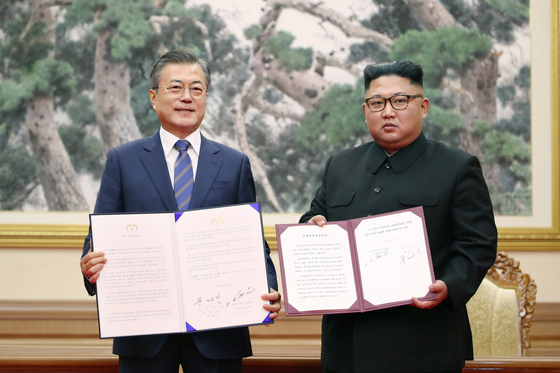 President Moon Jae-in and President Kim Jong-un sign the Pyongyang Joint Declaration at the Pyongyang Baekhwawon Guest House, uphold the agreement and take a commemorative photo.  Yunhap news