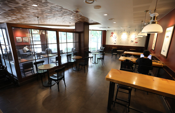 Citizens are drinking coffee at a specialty coffee shop in Songpa-gu, Seoul, on the morning of the 14th, when social distancing measures were downgraded to '2nd stage'.  Newsis