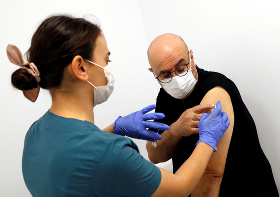 A participant in a corona 19 vaccine clinical trial at Kocaeli University in Turkey is receiving a corona 19 vaccine developed by China. [로이터=연합뉴스]