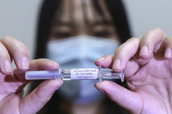 Synoparm and Synobac announced that they had inoculated the vaccine under development to employees and others in accordance with the approval of the emergency use of the Corona 19 vaccine by the Chinese government. [AP=연합뉴스]