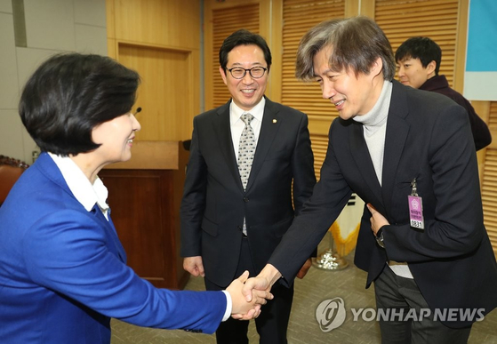 조국 전 법무부 장관은 재판을 받고 있고, 추미애 현 법무부 장관은 특혜 의혹을 받고 있다. [연합뉴스]