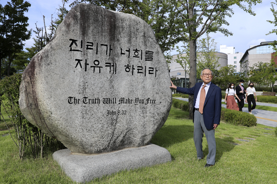 김형석 연세대 명예교수는 "우리나라 기성 종교가 잘못된 교리 때문에 진리를 놓치고 있다"고 지적했다. 그는 "150년전 사회주의 사상을 지금 한국에 적용하려는 운동권 출신 정치인들도 고정관념에 빠져 있다"고 비판했다. "잘못된 신앙인과 운동권 정치인이 대한민국의 귀한 시간을 낭비한다"는 일침이다. 임현동 기자