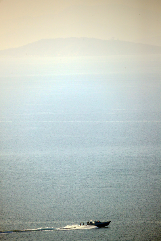 On the afternoon of the 28th, the Navy is conducting maritime reconnaissance activities near Yeonpyeong Island.  Behind the high-speed danjeong, the place believed to be a climbing layer in North Korea is faintly reflected in the fog. [연합뉴스]