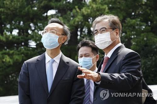 National security officer Seo Hoon (right) and Yang Jietsu, a member of the Political Affairs Bureau of the Chinese Communist Party, are speaking after meeting at the Westin Chosun Hotel in Busan on August 22. [연합뉴스]