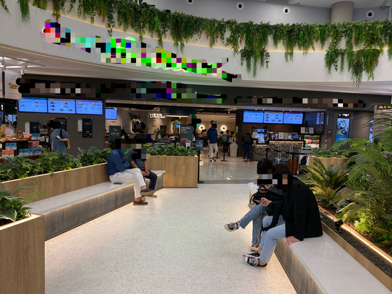 Tourists who visited Jeju airport on the 28th are chatting in the airport lounge.  Reporter Choongil Choi