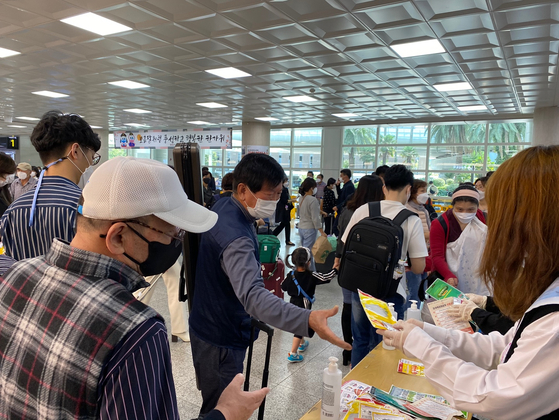 Jeju Island and the Jeju Tourism Association are handing out masks to visitors to Jeju Airport on the 28th. Reporter Choongil Choi