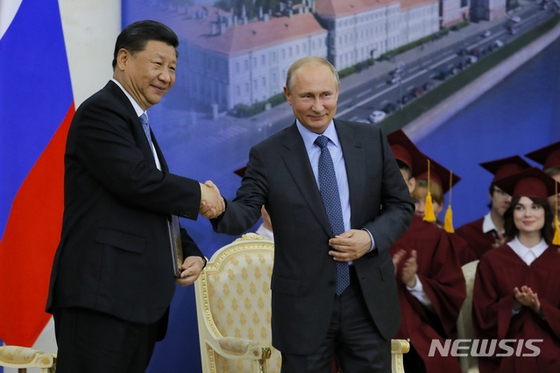 Chinese President Xi Jinping and Russian President Putin are showing their strong friendship.  However, a gap is said to be opening up as Russia expanded its fighter jet sales to India after the conflict with China in June. [뉴시스]