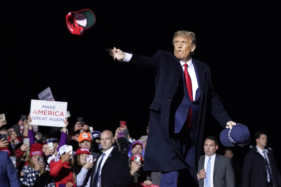 President Trump was delivered by throwing election caps directly at supporters during a campaign held in Duluth, Minnesota on the 30th (local time).[AP=연합뉴스]