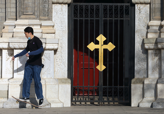 A Chinese citizen rides a skateboard in front of St. Joseph's Cathedral in Beijing, China, in April.[UPI=연합뉴스]