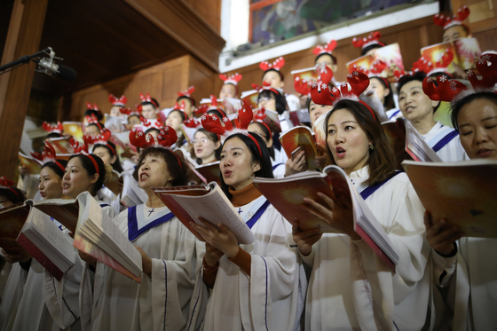 Singing a Christmas hymn at a cathedral in Beijing, China in 2017.[EPA=연합뉴스]