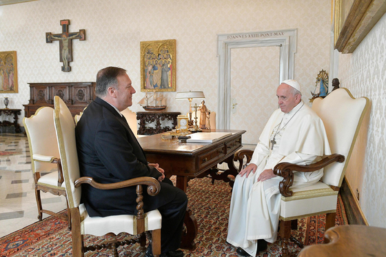 Pope Francis interviews United States Secretary of State Mike Pompeo, who visited the Vatican during his European tour in October 2019. [EPA=연합뉴스] 