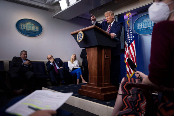 On the 27th (local time), President Trump answers questions from journalists in the White House press room.  President Trump, former New Jersey Governor Chris Christie, former New York Mayor Rudy Giuliani and White House spokeswoman Kayley McConaughey wore masks. [AFP=연합뉴스]