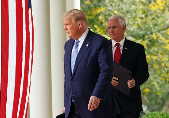 On the 28th (local time), President Trump and Vice President Mike Pence met in the Rose Garden of the White House to discuss the Corona 19 test. [AFP=연합뉴스]