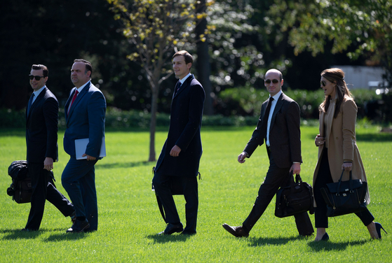 On the 30th (local time), President Trump flew in a dedicated helicopter, Marine One. I boarded with White House staff, and there was also a White House adviser (right), Hope Hicks, who was previously diagnosed Corona 19. [AFP=연합뉴스]