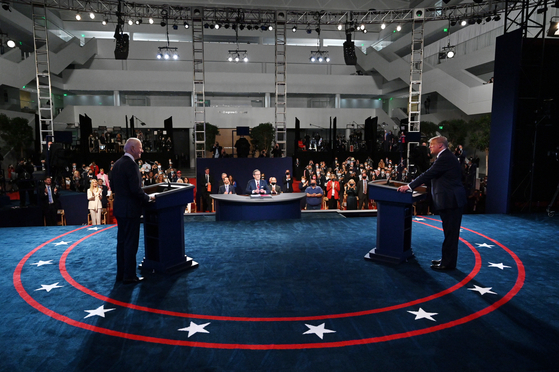 Case Western Reserve University in Cleveland, where the first televised debate took place.  Although they did not shake hands and distance themselves, some of the attendees, including the candidate's family, did not wear masks and sat together to watch the discussion. [EPA=연합뉴스]