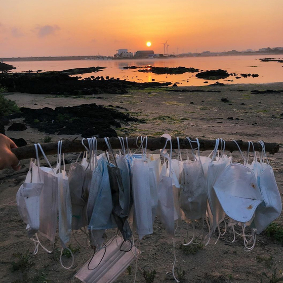 지난달 21일 김녕성세기해변에서 세이브제주바다 활동가들이 수거한 마스크 쓰레기들. 세이브제주바다 제공