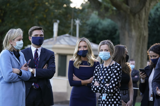 White House staff, including White House spokesperson Kayley McConaney (center), observe President Donald Trump's preparations for his transfer to the White House hospital in Washington DC on day 2 (local time).  AP = Yonhap News]