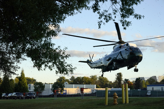 Marine One, a helicopter dedicated to the President of the United States, Donald Trump, arrives at Walter Reed County Hospital.[AP=연합뉴스]