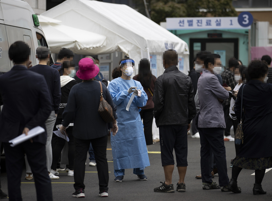 2일 오전 서울 중구 국립중앙의료원 코로나19 선별진료소 앞이 붐비고 있다. 연합뉴스