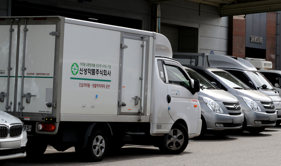 Because the national influenza vaccine was exposed to room temperature during distribution, the vaccination program came to a complete halt.  Kim Jin-moon, president of Shin Sung Pharmaceutical, in charge of the vaccine distribution, apologized for the suspension of the vaccine.  Photo shows Shinsung Pharmaceutical News 1 located in Gochon-eup, Gimpo-si, Gyeonggi-do last month.