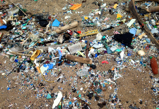 미국 하와이 해변에 쌓여있는 플라스틱 조각들. AP=연합뉴스
